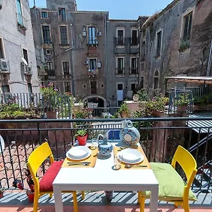 vulcano-apartment.taorminaitalyhotels.com/